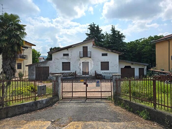 Casa in vendita in Via l Ariosto, Montello