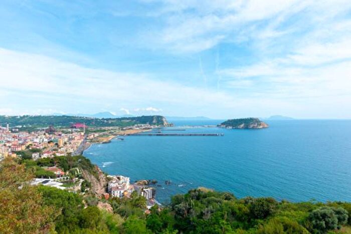 Appartamento con 5 locali in vendita in Via San Gennaro Agnano, Pozzuoli