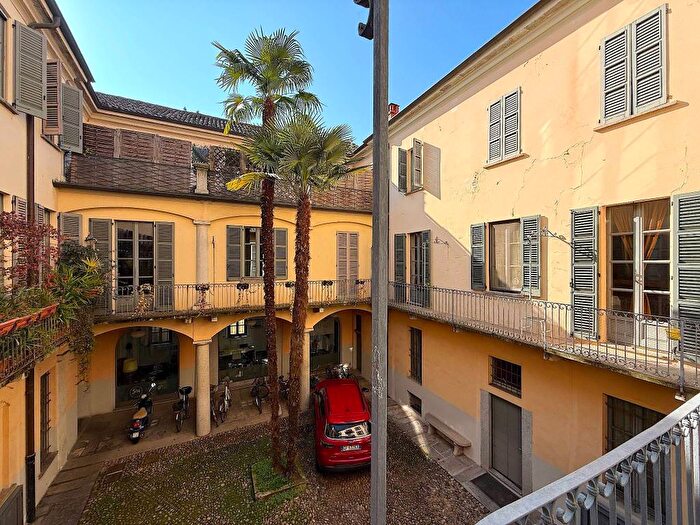 Appartamento trilocale in affitto in Via Francesco Dominioni, Centro Storico, Novara
