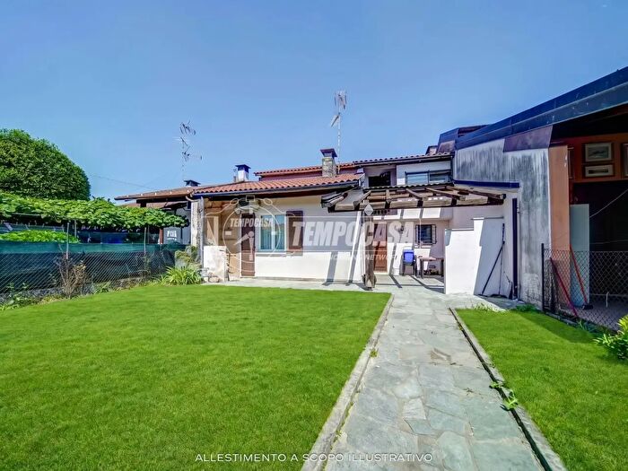 Casa quadrilocale in vendita in Via InaCase, Varallo Pombia