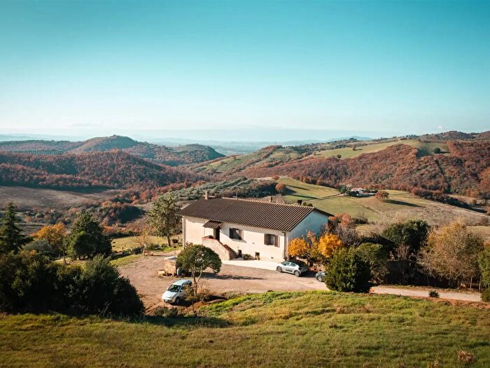 Casa con 7 locali in vendita in Cinigiano