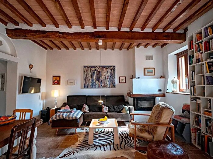 Casa con 6 locali in vendita in Calci
