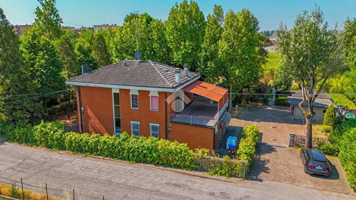 Casa quadrilocale in vendita in Strada Statale Romana Nord, Carpi