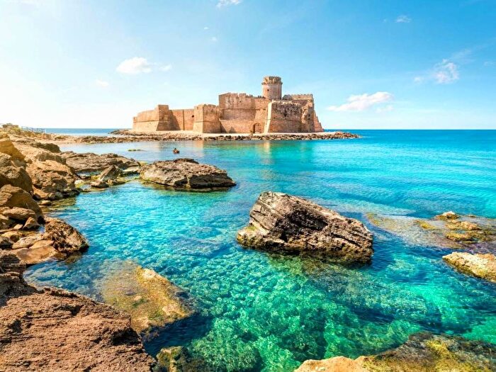 Casa trilocale in vendita in Via Vittoria, Le Castella, Isola di Capo Rizzuto