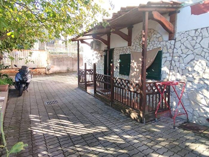 Appartamento trilocale in affitto in Cupa Vicinale Terracina, Fuorigrotta, Napoli