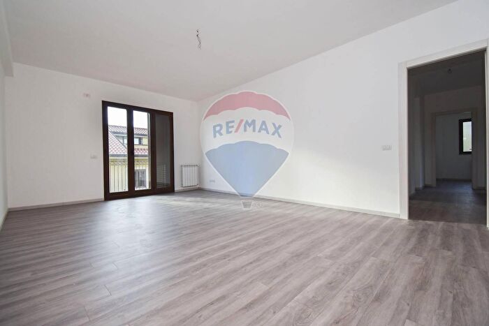 Appartamento con 5 locali in vendita in Via Morgioni Traversa B, Valverde