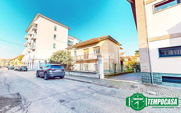 Casa con 7 locali in vendita in Valenza