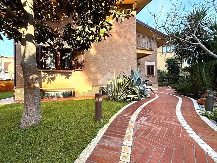 Casa con 8 locali in vendita in Via Martella, Pineto