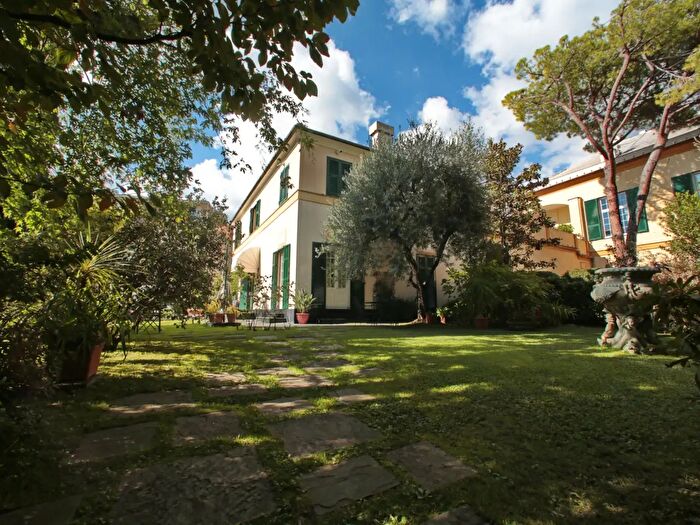 Casa con 15 locali in vendita in Via Angelo Carrara, Genova