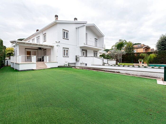 Casa con 6 locali in affitto in Viale Tucidide, Casal Palocco, Roma