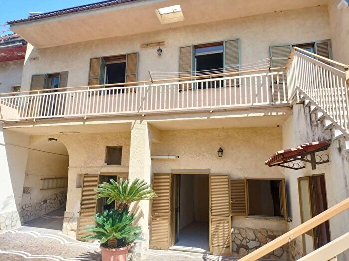 Casa con 10 locali in vendita in Arienzo