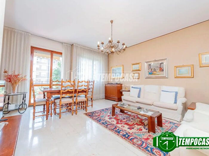 Appartamento trilocale in vendita in Via Sapri, Milano
