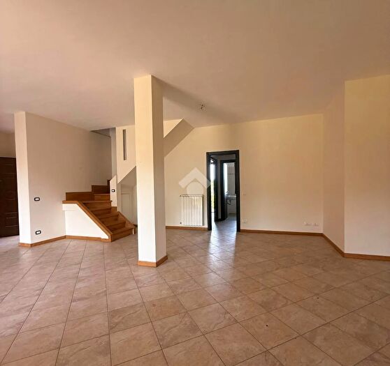 Appartamento con 6 locali in vendita in Via degli Abeti, Colleferro