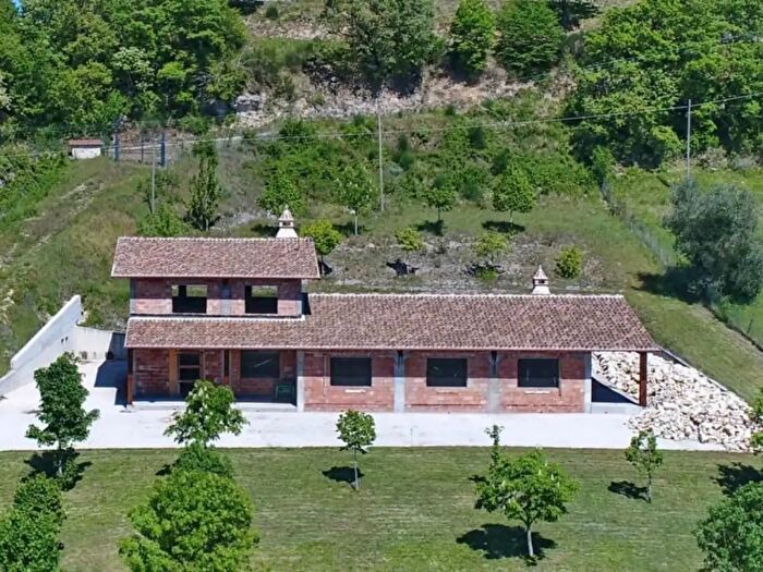 Casa con 5 locali in vendita in Rocca Sinibalda