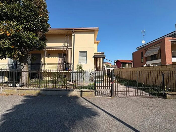 Casa quadrilocale in vendita in Via Marconi, Siziano