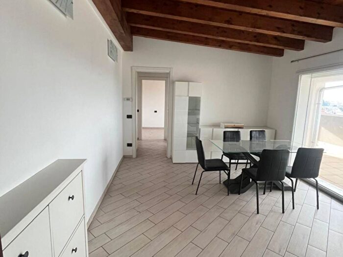 Appartamento trilocale in affitto in Via Armando Diaz, Centro, Marnate