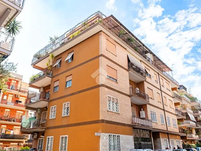 Appartamento trilocale in vendita in Via Vallebona, Roma
