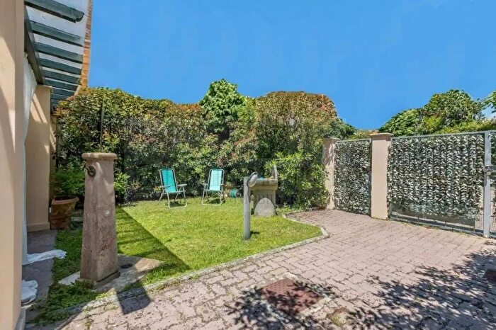 Casa con 7 locali in vendita in Pietrasanta