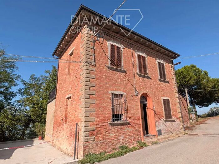 Casa quadrilocale in vendita in Castiglione Del Lago