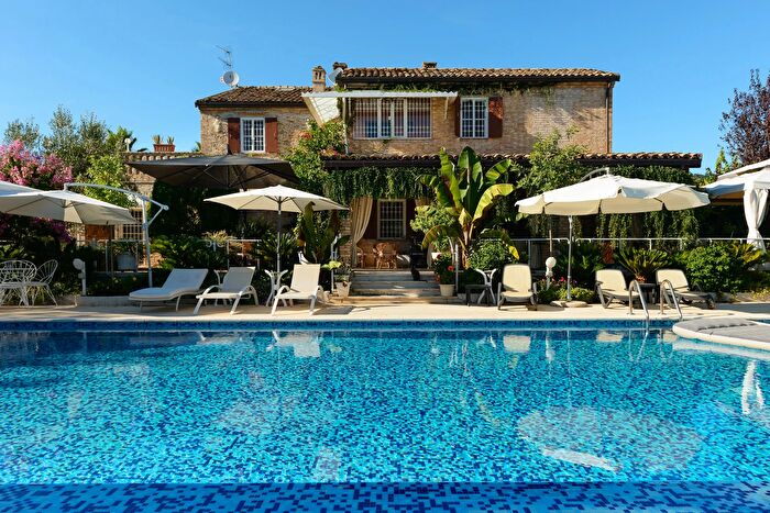 Casa con 13 locali in vendita in Colonnella