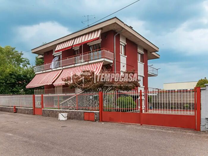 Appartamento quadrilocale in vendita in Via Giuseppe Garibaldi, Uboldo