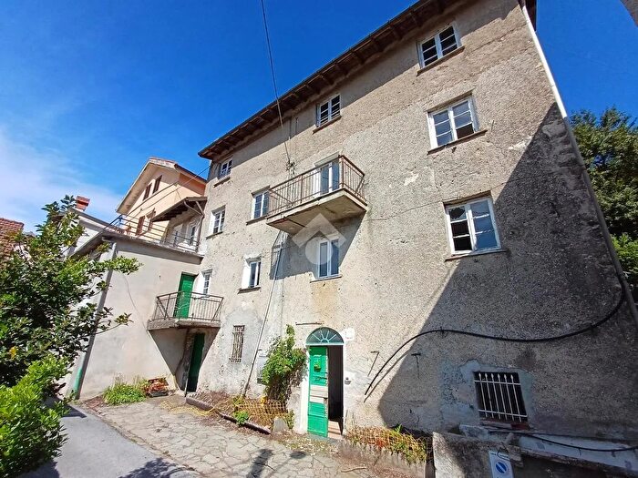 Casa con 20 locali in vendita in Via Carlo Garrè, Savignone