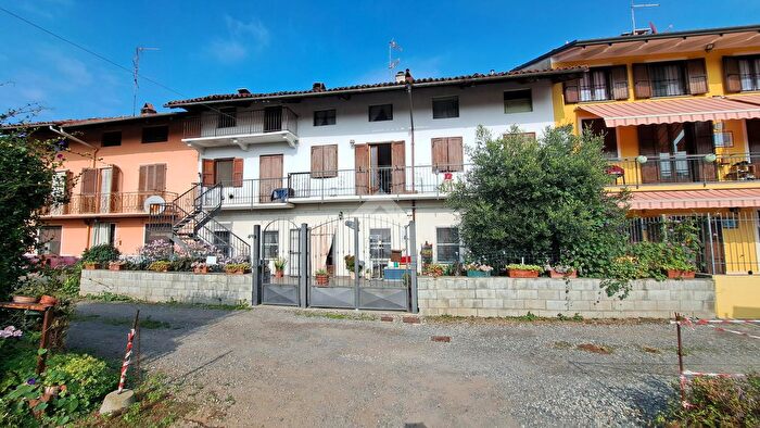 Casa con 6 locali in vendita in Via Camillo Benso Cavour, Alice Castello