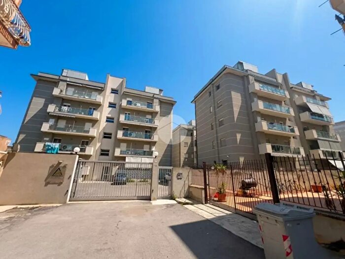 Appartamento quadrilocale in vendita in Via Raffaele Carrieri, Palermo