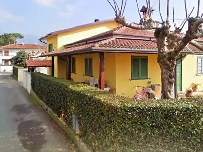 Casa con 6 locali in affitto in Montignoso