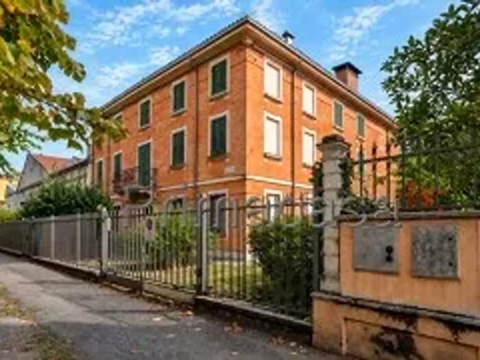 Casa con 15 locali in vendita in Viale della Resistenza, Rolo