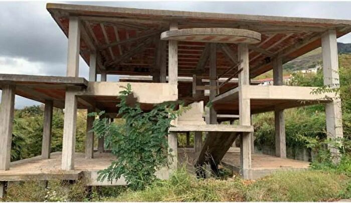 Casa con 6 locali in vendita in Via Mirto, Paola