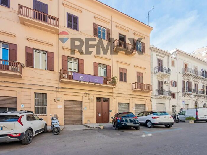 Appartamento con 7 locali in vendita in Via Mariano Stabile, Palermo