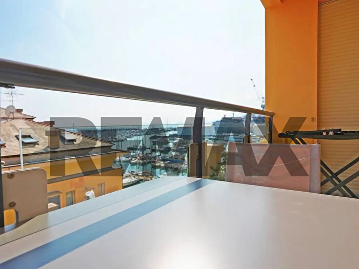 Appartamento trilocale in vendita in Via Luigi Cibrario, Genova