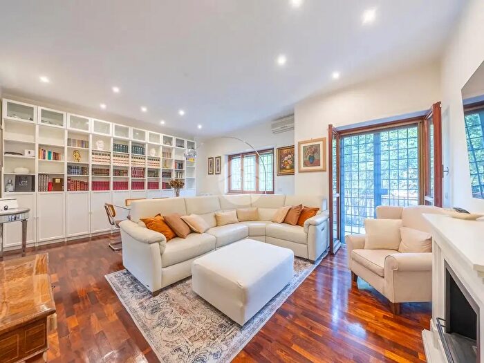 Appartamento trilocale in vendita in Via dei Carvilii, Roma