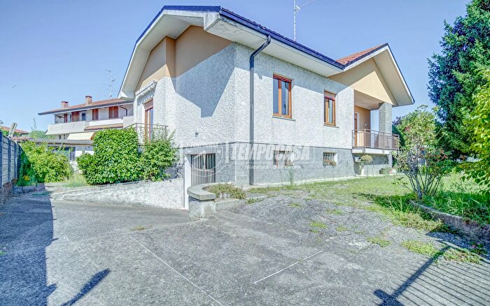 Casa quadrilocale in vendita in Via Repubblica, Castano Primo