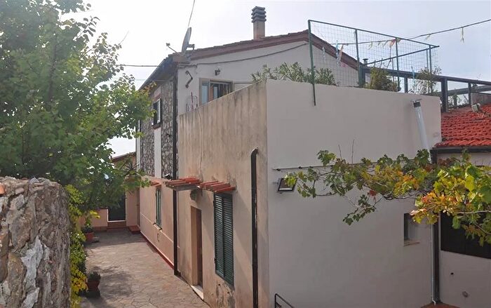 Appartamento trilocale in vendita in Castellina Marittima