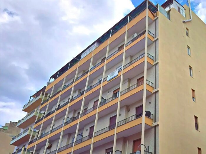 Appartamento trilocale in affitto in Via Alghero, Cagliari