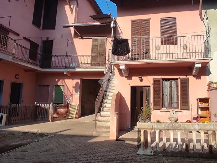 Casa trilocale in vendita in Via Giuseppe Garibaldi, Lonate Pozzolo