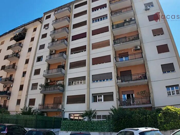 Appartamento con 6 locali in vendita in Via Umberto Solarino, Palermo