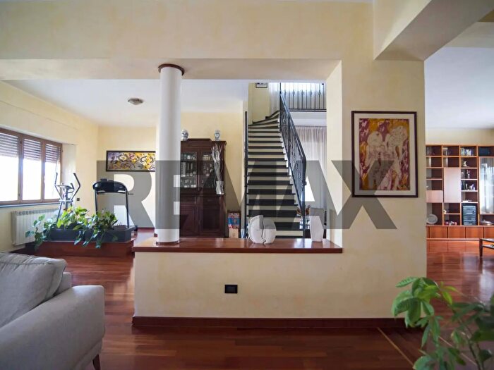 Appartamento con 14 locali in vendita in Corso Roma, Roccastrada