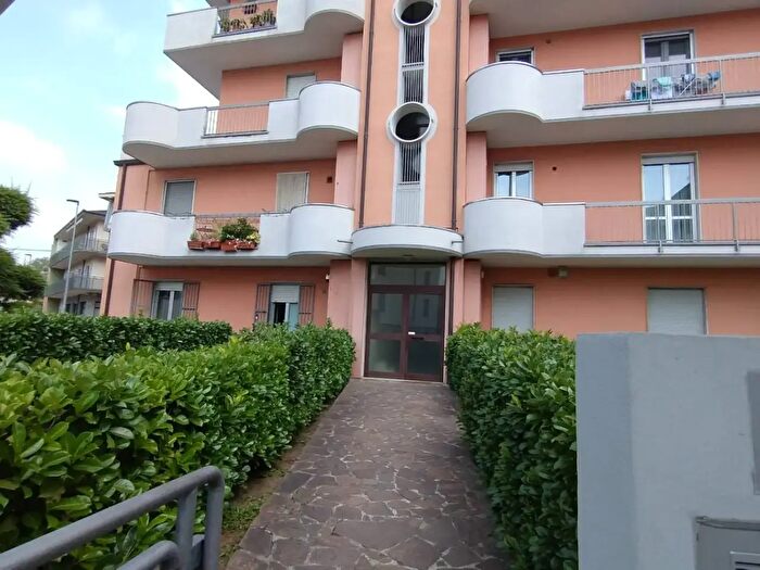 Appartamento quadrilocale in vendita in PZza VII Martiri, Terno D'Isola
