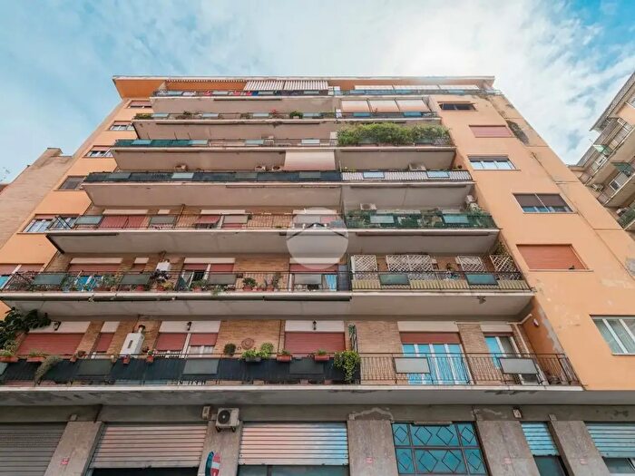 Appartamento con 5 locali in vendita in Largo Camesena, Roma