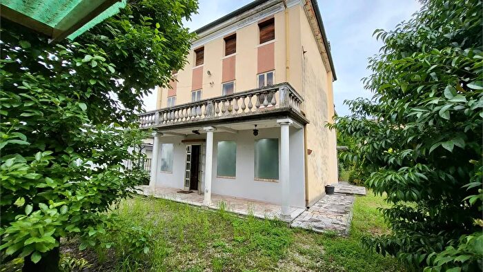 Casa con 11 locali in vendita in Caerano di San Marco Via San Marco, Montebelluna