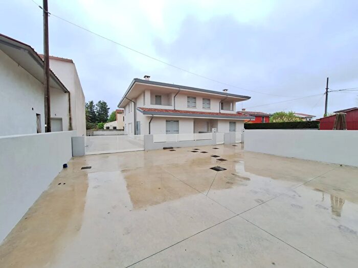 Casa quadrilocale in vendita in Via Forni, Rovigo