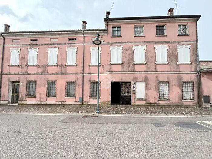 Casa con 6 locali in vendita in Via Battisti, San Benedetto Po