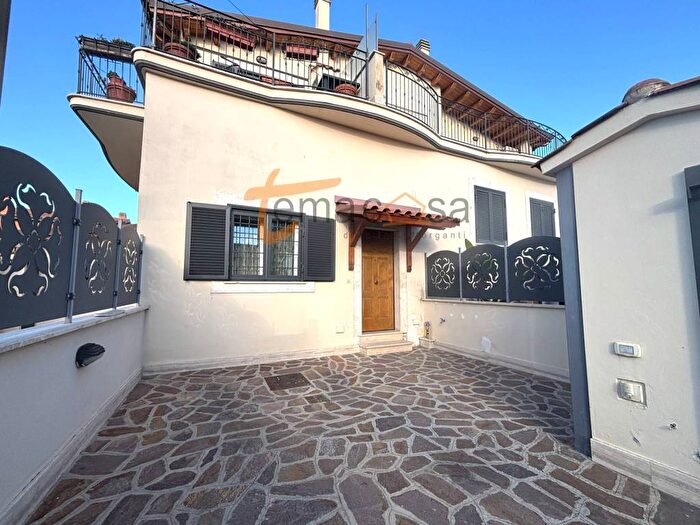 Appartamento trilocale in affitto in Via Butera, Borghesiana, Roma