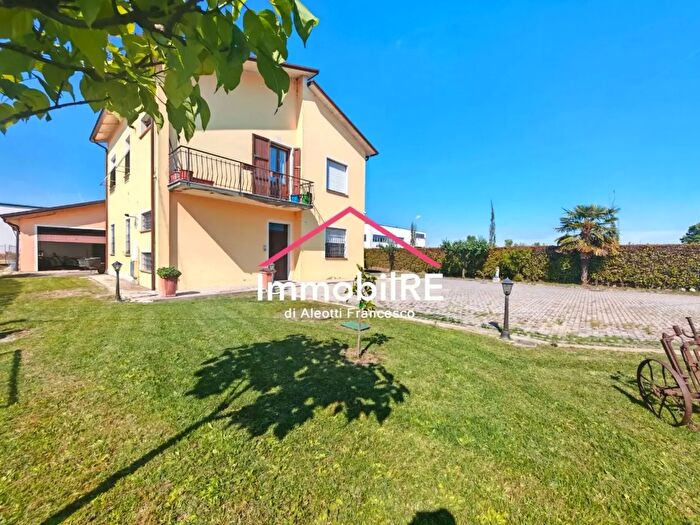 Casa con 6 locali in vendita in Reggio Emilia