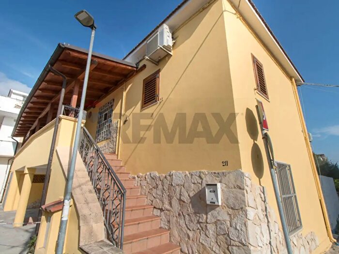 Casa con 9 locali in vendita in Via Barbanera, Manoppello