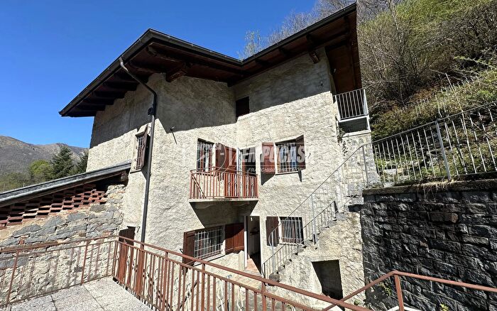 Casa con 8 locali in vendita in Via Bolla Tiboldo, Tavigliano