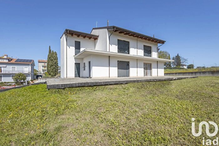 Casa con 9 locali in vendita in Via SantAmbrogio, Osimo